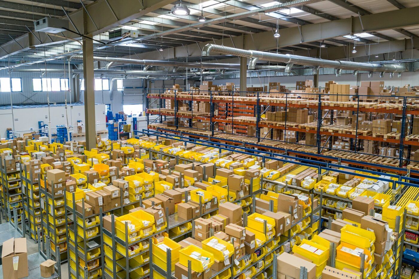 Interior de un gran almacén logístico con estanterías y mercancía ordenada