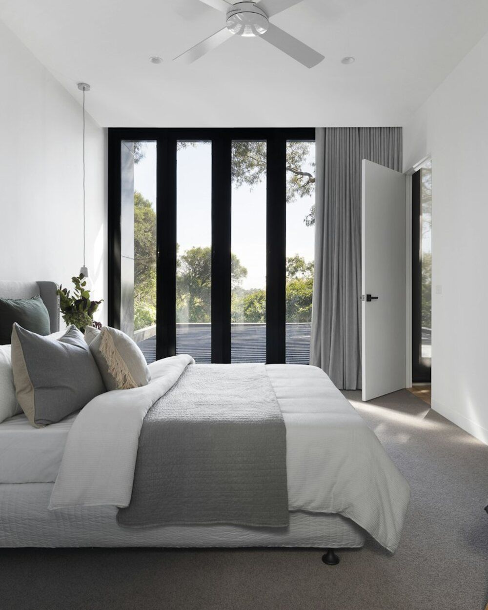 Dormitorio luminoso, ordenado y limpio con ropa de cama blanca